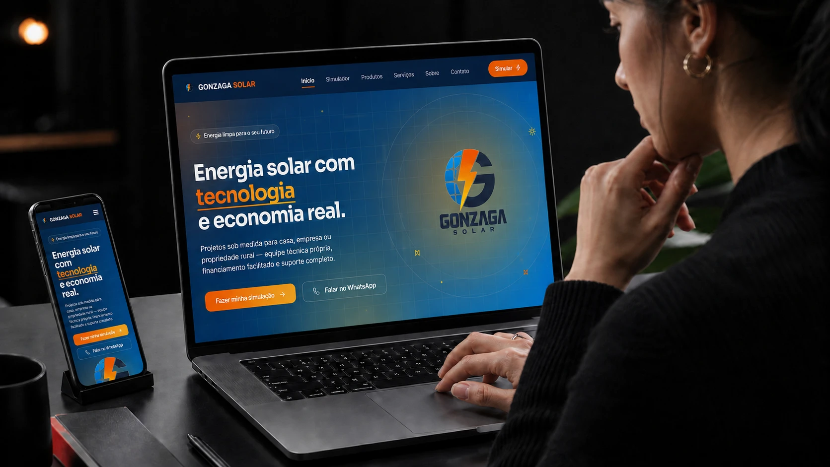Profissional revisando o site da Gonzaga Solar no notebook e no celular